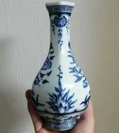 中国 清時代 青花磁器「乾隆年製 」陶芸六角 花瓶 。