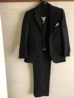 黒のストライプ フォーマルスーツ（ベスト付き）