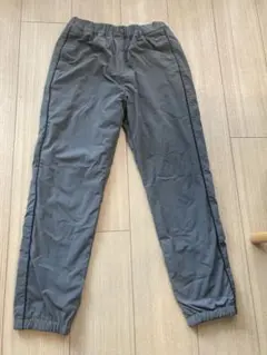 ユニクロ　裏起毛パンツ　140グレー　黒ライン入り