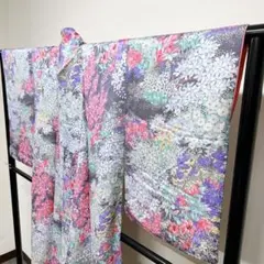 色とりどりの花が描かれた小紋 着物