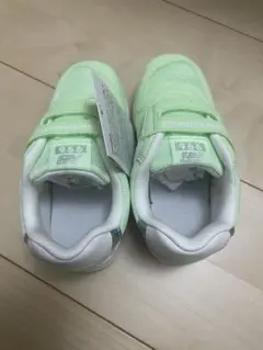 【新品未着用、箱有New Balance 】ライトグリーンスニーカー