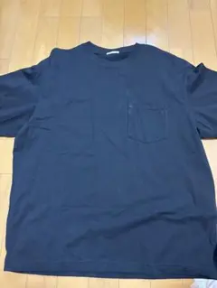 黒のクルーネックTシャツ ポケット付き