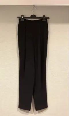 エンフォルドの紺色のパンツ
