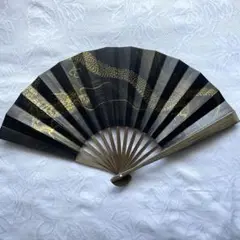 龍の絵柄が素晴らしい　大ぶりの扇