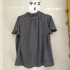 ブラックにホワイトのドット柄 半袖ブラウス