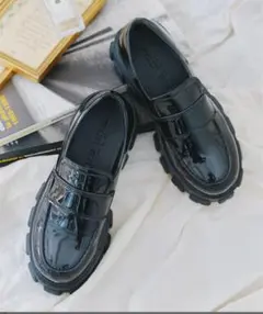 【神戸レタス】ブラック フェイクパテント 厚底ローファー(新品)