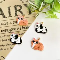 【1726】エナメルチャーム 猫 香箱座り③ 4個 350円