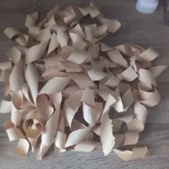 ベージュの紙製カール状素材 クッション材