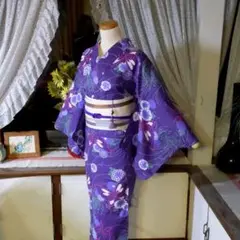 紫の地に、華麗な乱菊に蝶が舞う艶やかな浴衣です
