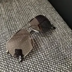 スタイリッシュなメタルフレーム サングラス