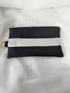 黒とシルバーのストライプポーチ