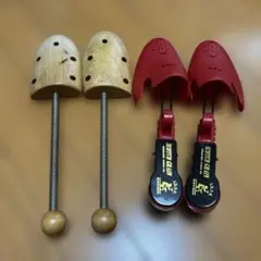 木製シューツリーと赤色シューツリーセット