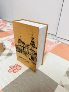 ロンドンデザインの鍵付き・ミニFAKE BOOK金庫・小物入れです。