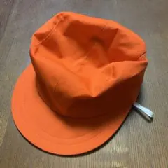 オレンジと白の体育帽子