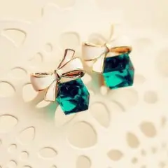 リボン キュービック キューブ ピアス クリスタル グリーン スタッドピアス