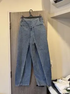スリット入りブルーデニムパンツ