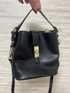 ブラックバケットバッグ ゴールド金具付き　ショルダーバッグ