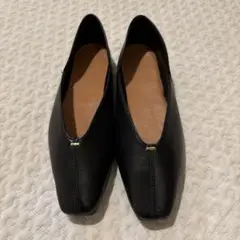 【 極やわ 】Vカット ゴールドアクセントパンプス