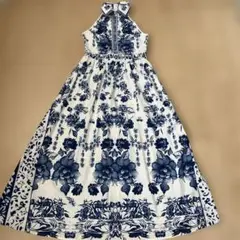 肩見せ Aライン総花柄ワンピース白とブルー