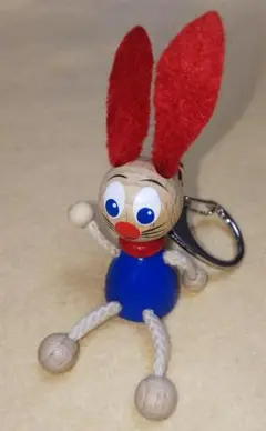 チェコ木製人形　ウサギのキーホルダー（全長約12㎝）