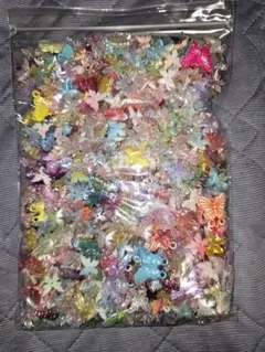 多色プラスチックチャーム約500個