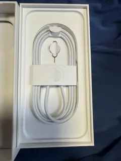 Apple iPhone16Pro Max 空箱と,付属純正ケーブル
