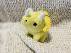 恐竜のぬいぐるみ　トリケラトプス　ガチャガチャ