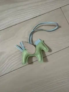 馬の形のチャーム グリーン　HERMES ペガサス　ノベルティ