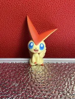 ポケモン　ビクティニ　キーホルダー　マスコット