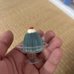 青いゼリー ミニチュア ホイップクリーム付き
