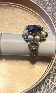 ハンドメイド ビーズ装飾リング 黒と白
