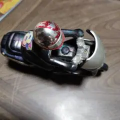 オートバイの玩具です。ヘルメットが剥がれています。
