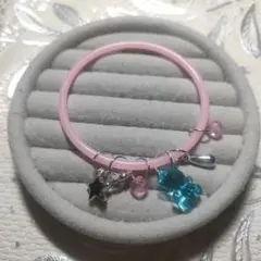 ピンク バングル チャーム付き