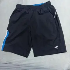 DIADORA 黒ハーフパンツ サイド青アクセント
