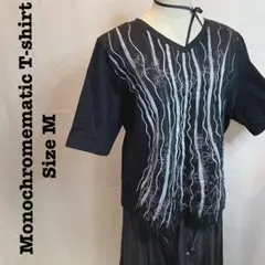 両肩にパッド付き、上質なトップス柄がモダンなTシャツ
