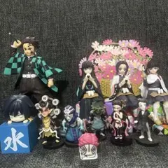 鬼滅の刃４点セットとミニフィギュア7点おまけ付き　　折り紙台座と花の背景付き