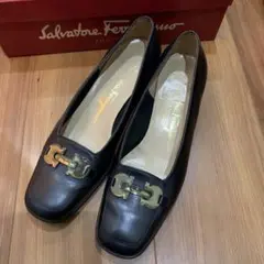 フェラガモのパンプス