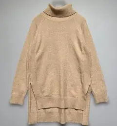 アースミュージックエコロジー　美品　ベージュ タートルネックニット　両スリット入