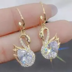 白鳥デザインクリスタルピアス　可愛い　お洒落　個性的　カジュアル　新品　未使用