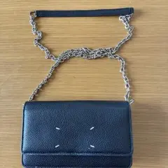 黒いレザーショルダーバッグ