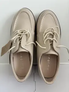 ベージュ ローファー