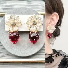 クリアガラスフラワー×レッドストロベリー　ピアス　イヤリング
