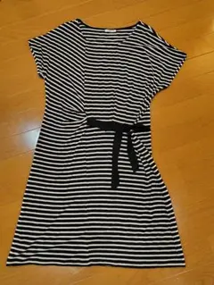 黒と白のストライプワンピース