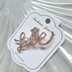 344 ブローチ　コサージュ パール LOVE 花 文字 キラキラ　ピンバッジ