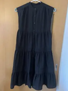 黒いボタン付きティアードロングワンピース