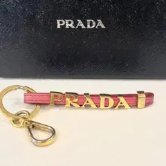 プラダ キーホルダー 金ロゴ レザー ピンク ブランドロゴ