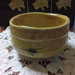 渦巻き模様の黄色い抹茶碗