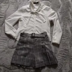 ホワイトブラウスとチェックショートパンツセット