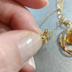琥珀色の揺れるカワイイネックレス