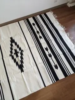 ニトリ　アクセントラグ　ブラック